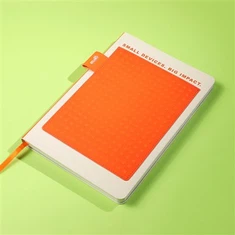 Orangefarbenes Ledernotizbuch